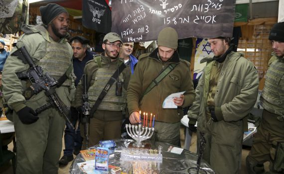 הרב דוד יוסף: הלכות חנוכה לחיילים ולמי שלא נמצא בבית