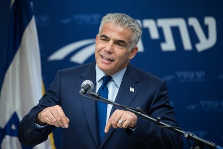 יאיר לפיד מתחייב: לא אחבור לאבי גבאי