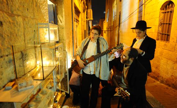 צפו: כך נראה נר ראשון במשפחת רזאל