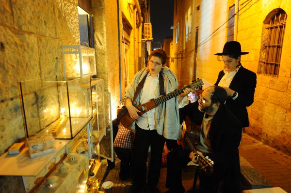 צפו: כך נראה נר ראשון במשפחת רזאל