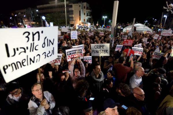 מימין ומשמאל: זעזוע בעקבות מיצג הגיליוטינה