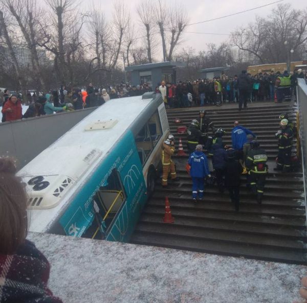 צפו: חמישה הרוגים בתאונת אוטובוס במוסקבה