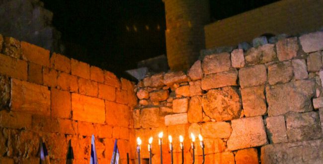 חדש ימינו: נרות חנוכה בבית הכנסת העתיק בסמוע