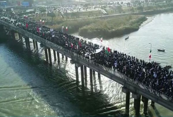 במקביל למחאה: אלפים במפגן תמיכה בשלטון איראן