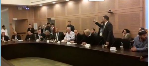 מהומה בכנסת: "כלומניק"; "תוריד את הכיפה"