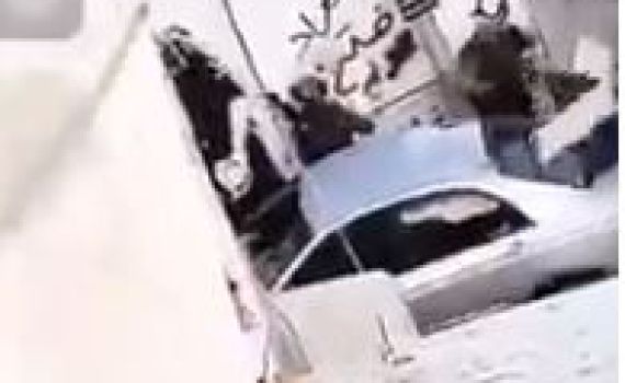 צפו: זורק בלוק לעבר לוחמי צה"ל, ומפספס בס"מ