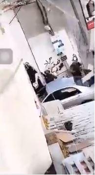 צפו: זורק בלוק לעבר לוחמי צה"ל, ומפספס בס"מ