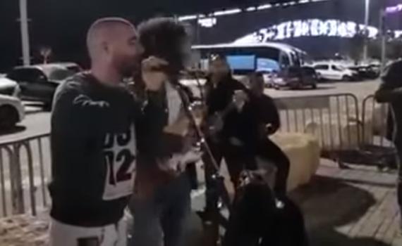 צפו: הפיצוי המקורי של עומר אדם למעריציו