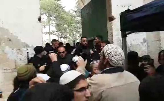 צפו במהומה בהר הבית: 40 יהודים עוכבו לחקירה