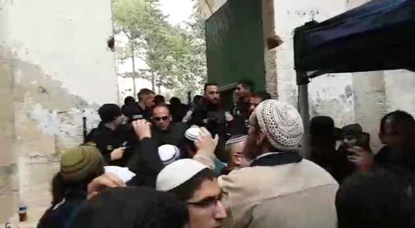 צפו במהומה בהר הבית: 40 יהודים עוכבו לחקירה