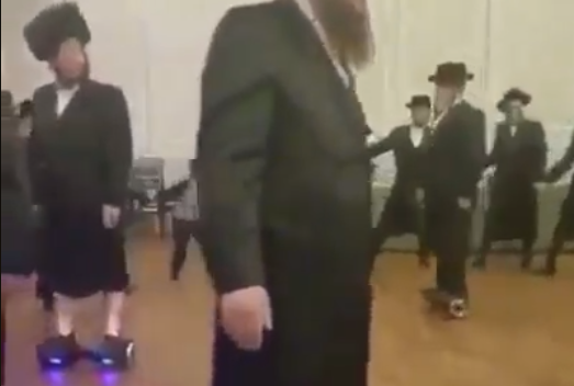 משעשע: ריקוד ההוברבורד החסידי שכבש את הרשת