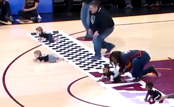 הזוי? מירוץ התינוקות שמשגע את הרשת•צפו