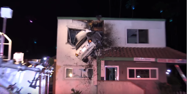 התאונה ששיגעה את הרשת: רכב עף לתוך מרפאה