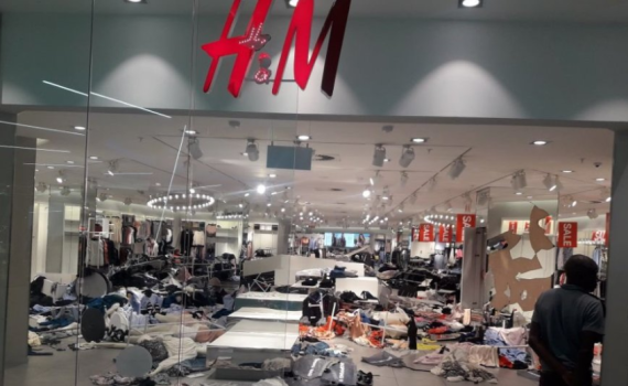 בגלל פרסומת: H&M נאלצה לסגור את סניפיה באפריקה