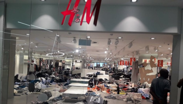 בגלל פרסומת: H&M נאלצה לסגור את סניפיה באפריקה