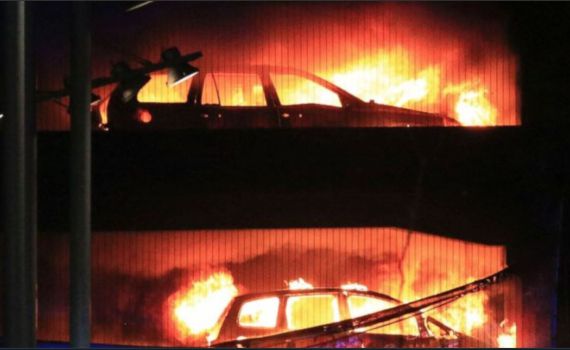 הרס בבריטניה: אלפי רכבים עלו באש בחניון ציבורי