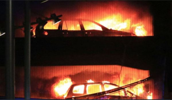 הרס בבריטניה: אלפי רכבים עלו באש בחניון ציבורי