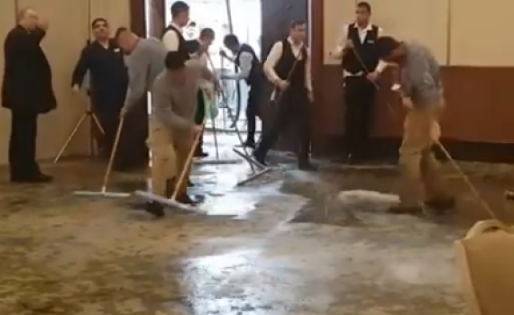 צפו: הסיוט של כל חתן וכלה: זרנוקי המים הופעלו בחופה