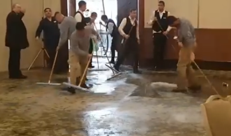 צפו: הסיוט של כל חתן וכלה: זרנוקי המים הופעלו בחופה