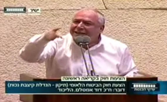 צפו: דודי אמסלם משתולל על יואל חסון