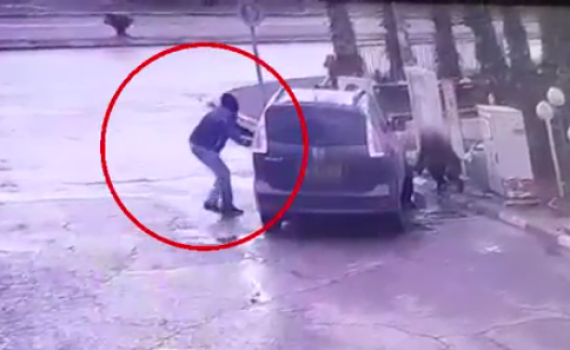 לא ייאמן: הרכב נגנב מול עיניו של הנהג. צפו