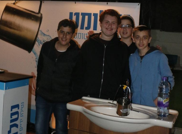 ​תלמידים פיתחו נטלה ללא מגע יד לבעלי מוגבלויות