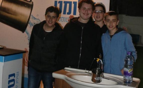 ​תלמידים פיתחו נטלה ללא מגע יד לבעלי מוגבלויות