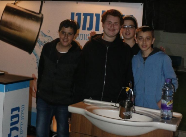 ​תלמידים פיתחו נטלה ללא מגע יד לבעלי מוגבלויות