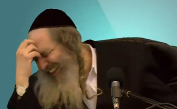 בשיעור: הרב ארוש נקרע מצחוק ולא מצליח לדבר.צפו