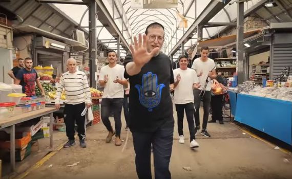 צפו: הזמר החסידי שהצליח להרים את מחנה יהודה