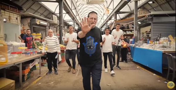 צפו: הזמר החסידי שהצליח להרים את מחנה יהודה