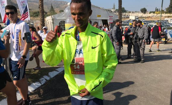 צפו: מנצח מרתון טבריה באמירת שמע ישראל