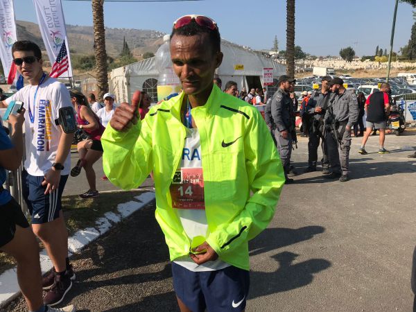 צפו: מנצח מרתון טבריה באמירת שמע ישראל