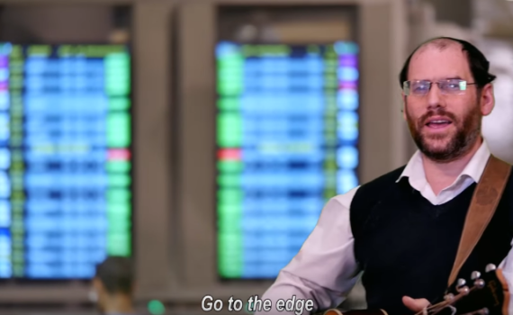 צפו: אהרן רזאל בקליפ חדש המוקדש לתורה