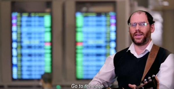 צפו: אהרן רזאל בקליפ חדש המוקדש לתורה