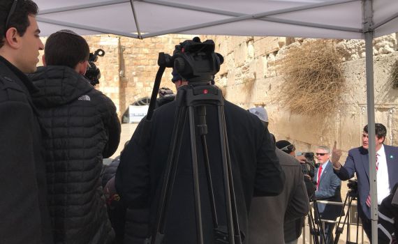 העיתונאיות זועמות: "שמו אותנו מאחורי המחיצה"