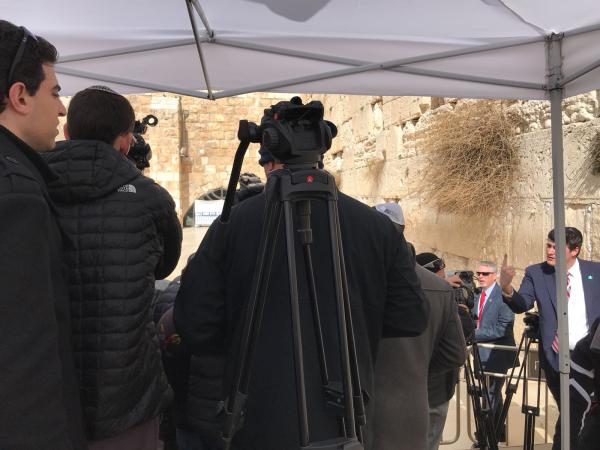 העיתונאיות זועמות: "שמו אותנו מאחורי המחיצה"