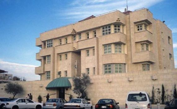 מאות מתפרעים מנסים לפרוץ לשגרירות ישראל בירדן