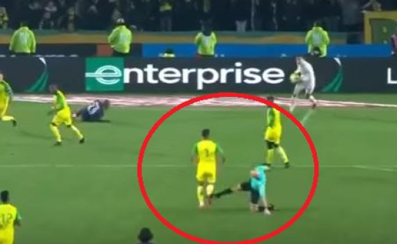 הזוי: השופט בעט בשחקן והוציא לו כרטיס אדום