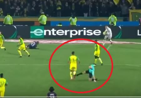 הזוי: השופט בעט בשחקן והוציא לו כרטיס אדום