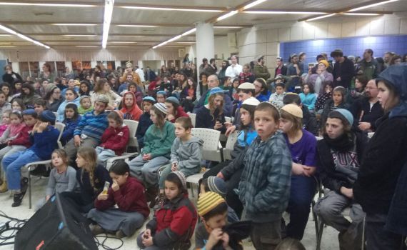 מתפללים בין ההריסות: "תקווה לישוב חדש"