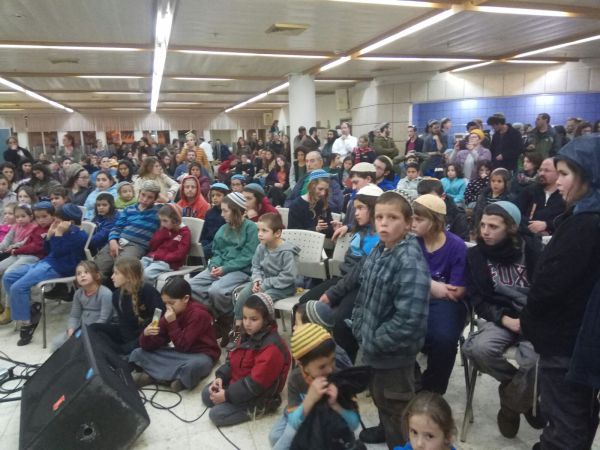 מתפללים בין ההריסות: "תקווה לישוב חדש"