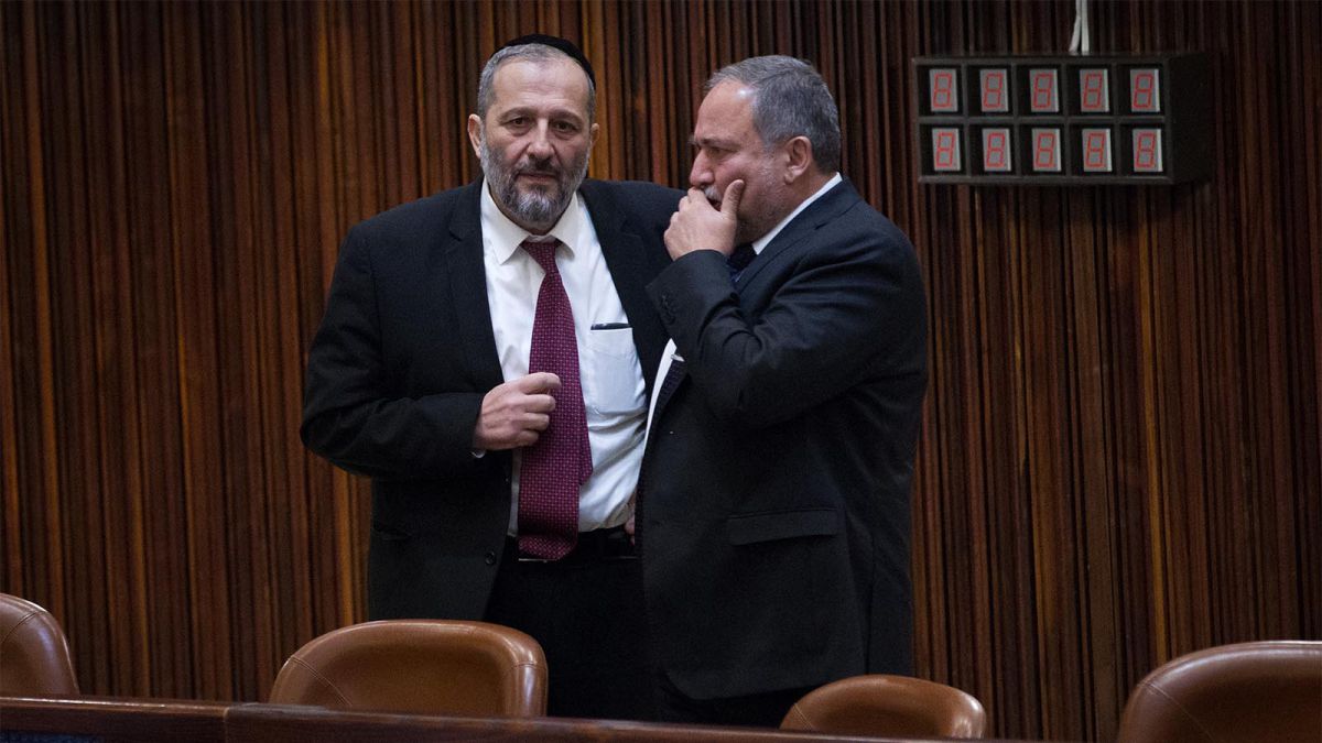 ליברמן עוקץ את דרעי: "כולם שווים, כולם יתגייסו"