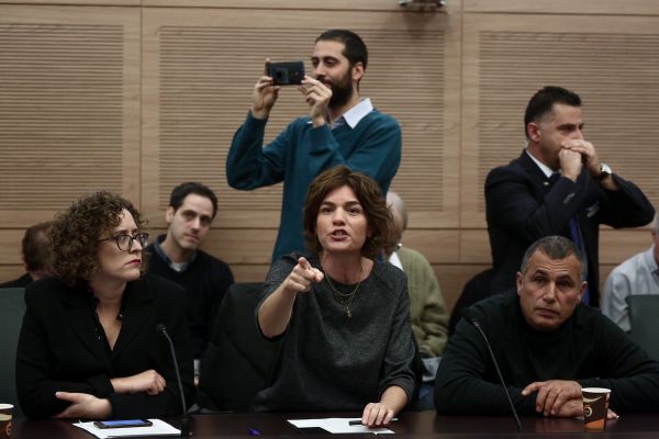 חכי"ם נדרשו לצאת, זנדברג צעקה:"חברים של נאצים"