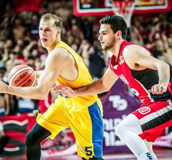 הפועל תל-אביב הדהימה את מכבי ונצחה בדרבי