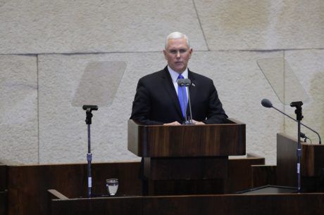 לא לבד: זה הרב שכתב למייק פנס את הנאום