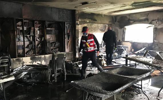 בגלל תקלה במזגן: בית כנסת נשרף כליל