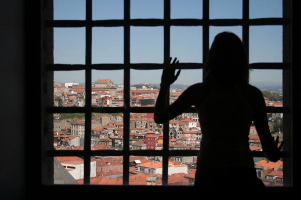 האזיקים השקופים: עולמה של מסורבת גט הדתייה