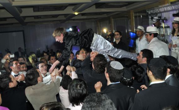 במהלך בר המצווה: הריקוד עם החתן הפך לאסון