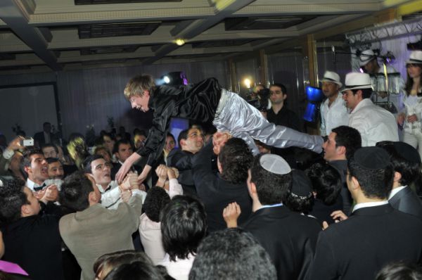 במהלך בר המצווה: הריקוד עם החתן הפך לאסון